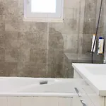 Com Casa De Banho Privativo *