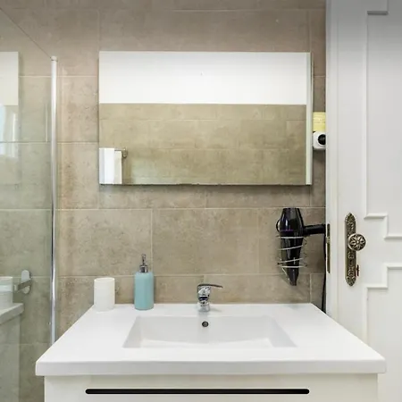 Com Casa De Banho Privativo * Amadora