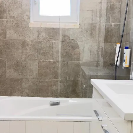 Com Casa De Banho Privativo *