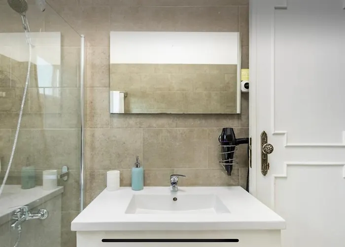 Com Casa De Banho Privativo * Amadora