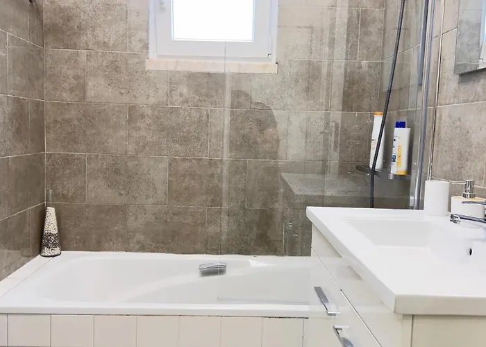 Com Casa De Banho Privativo *